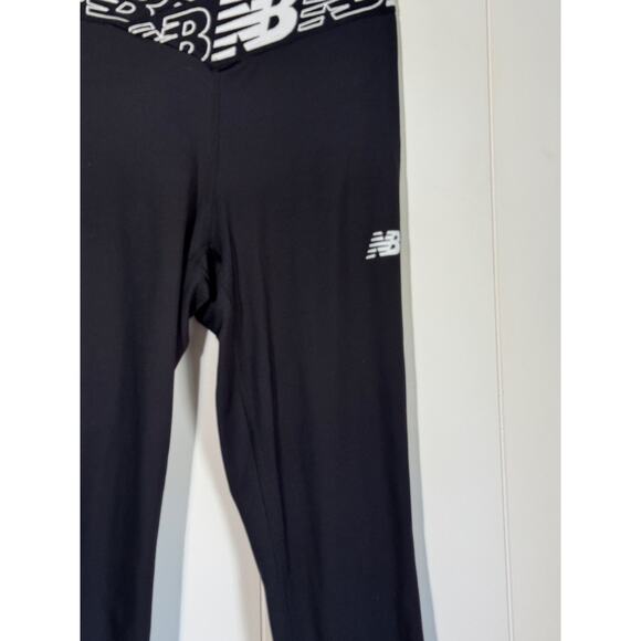 New Balance | Relentless Crossover High Rise Tight | Black Leggings | Medium - Picture 7 of 11